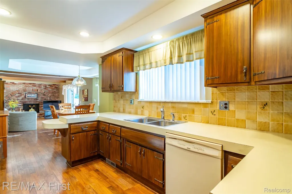30607 Lorraine Avenue Warren City MI 48093