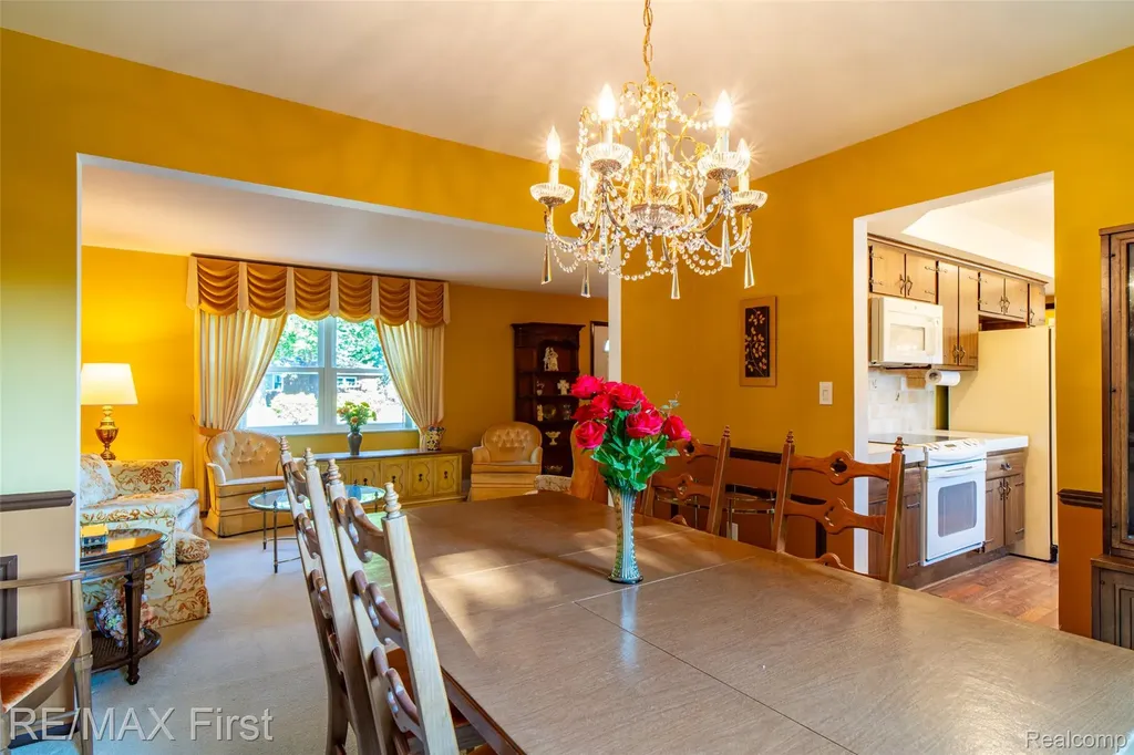 30607 Lorraine Avenue Warren City MI 48093