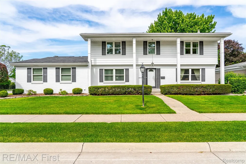 30607 Lorraine Avenue Warren City MI 48093