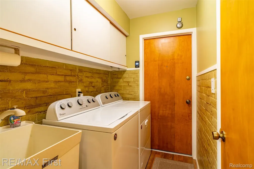 30607 Lorraine Avenue Warren City MI 48093
