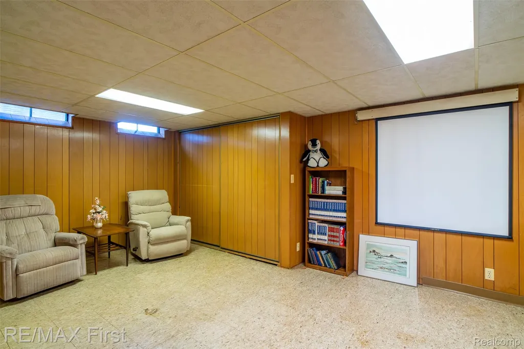 30607 Lorraine Avenue Warren City MI 48093
