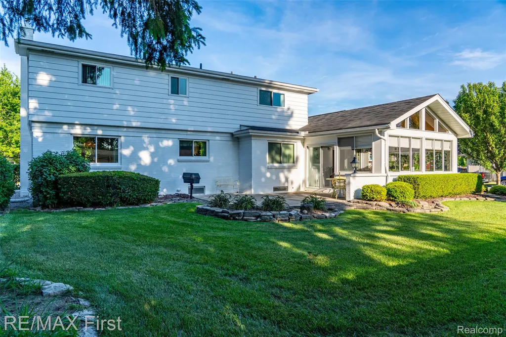 30607 Lorraine Avenue Warren City MI 48093