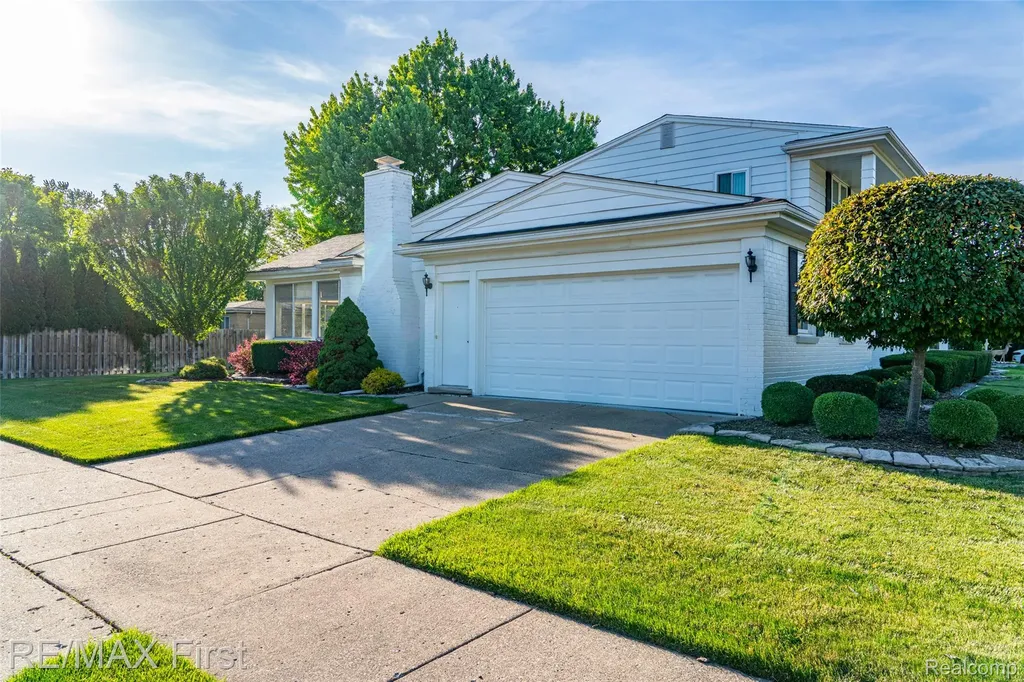 30607 Lorraine Avenue Warren City MI 48093