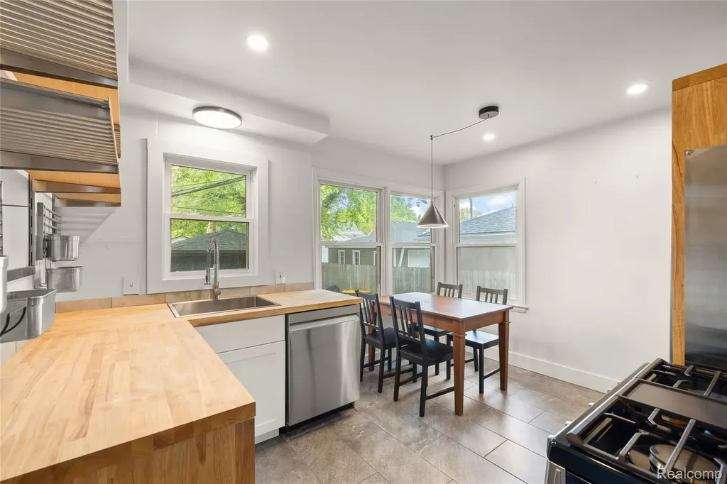 1916 Kalama Avenue Royal Oak City MI 48067