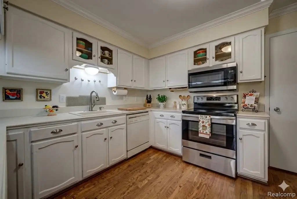 1946 White Birch Court Rochester City MI 48309
