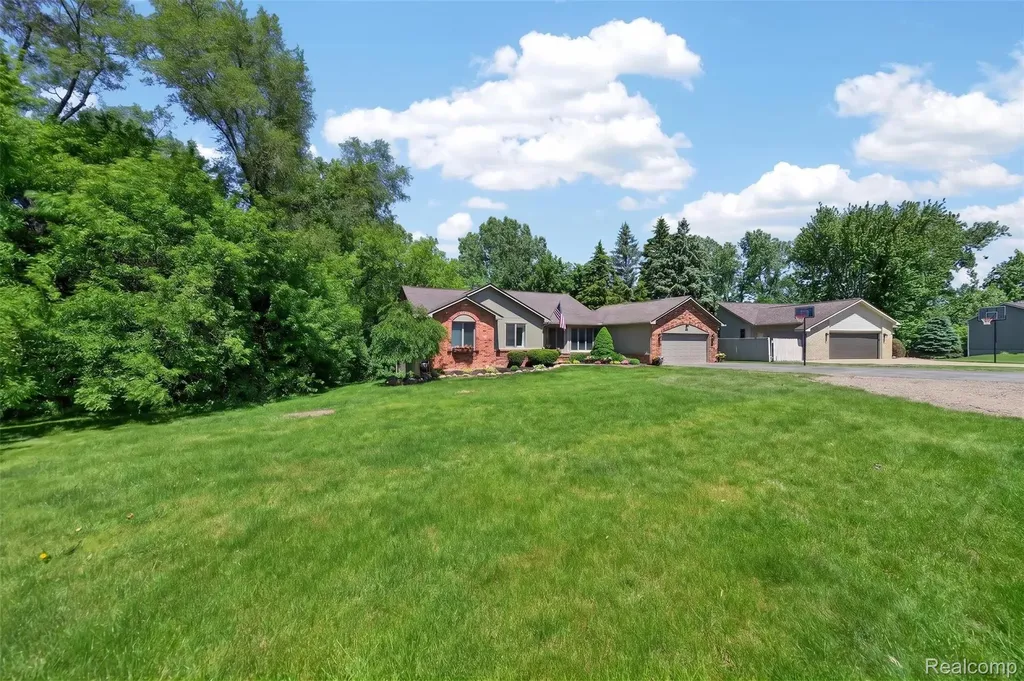8694 Brazos Court White Lake Charter Township MI 48386