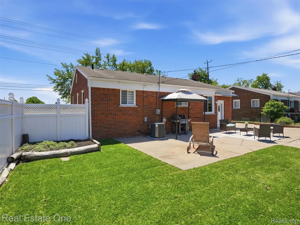 4603 E 13 Mile Road Warren City MI 48092