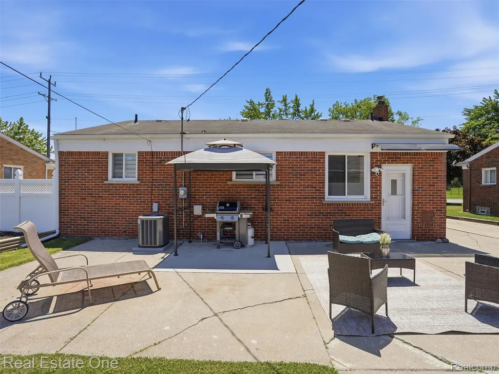 4603 E 13 Mile Road Warren City MI 48092