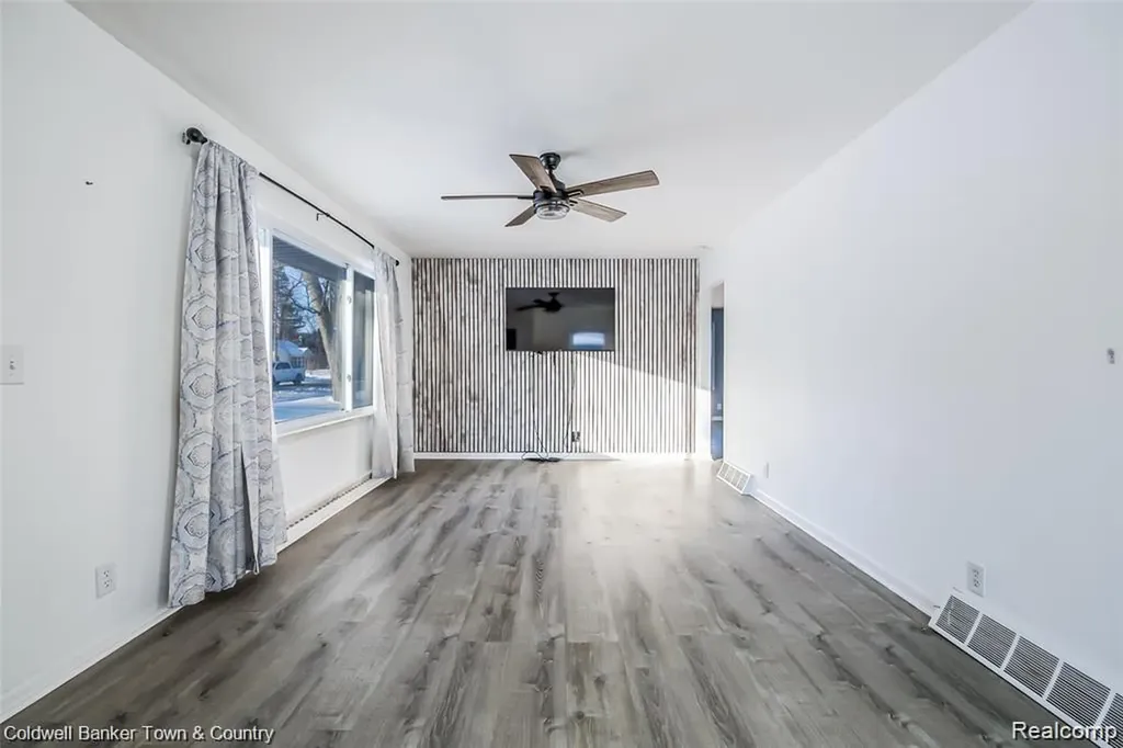 4383 Green Lake Road West Bloomfield Charter Township MI 48323