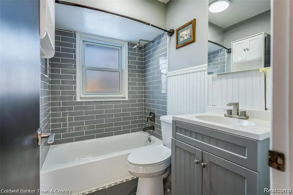 4383 Green Lake Road West Bloomfield Charter Township MI 48323