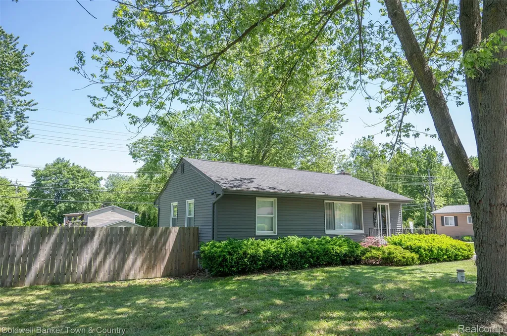 4383 Green Lake Road West Bloomfield Charter Township MI 48323