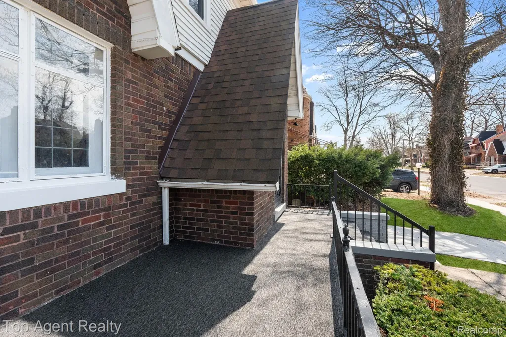 16204 Roselawn Street Detroit City MI 48221