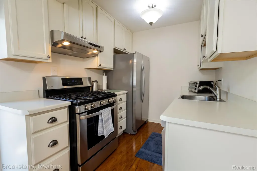45745 Kensington Utica City MI 48317
