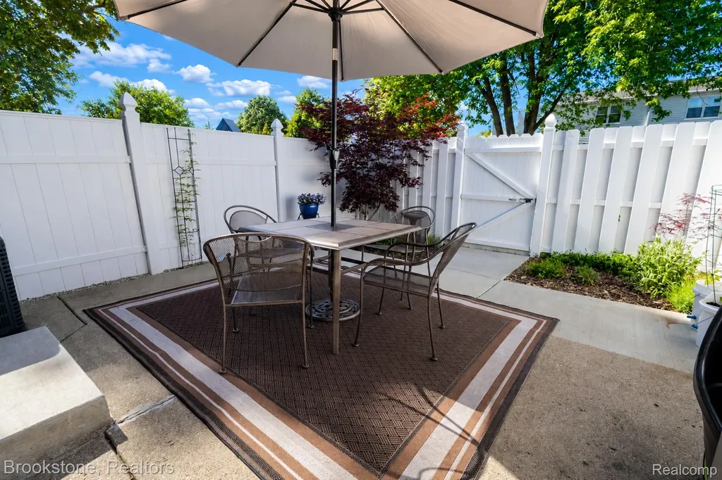 45745 Kensington Utica City MI 48317