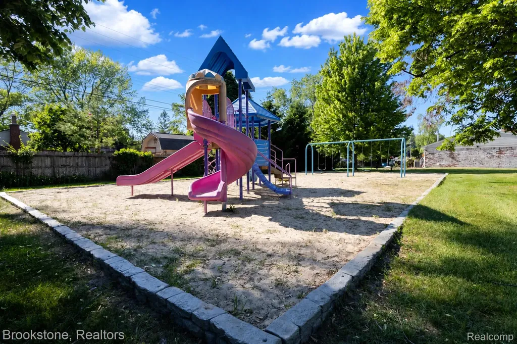 45745 Kensington Utica City MI 48317