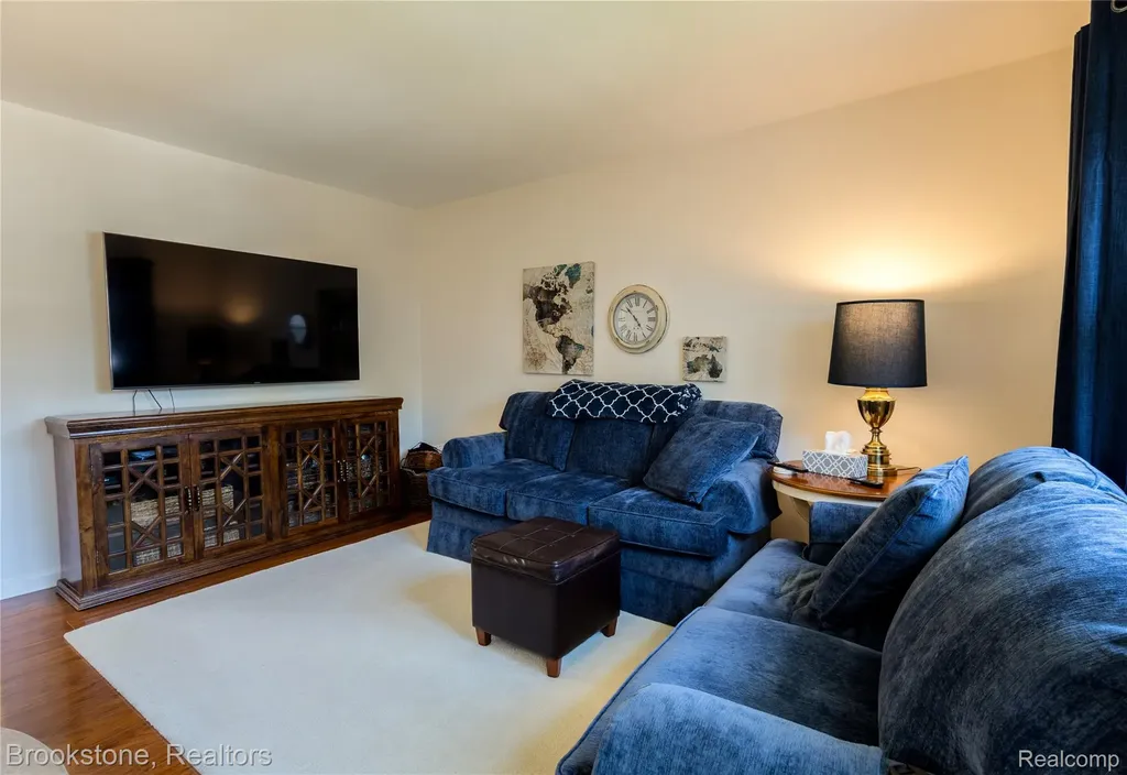 45745 Kensington Utica City MI 48317