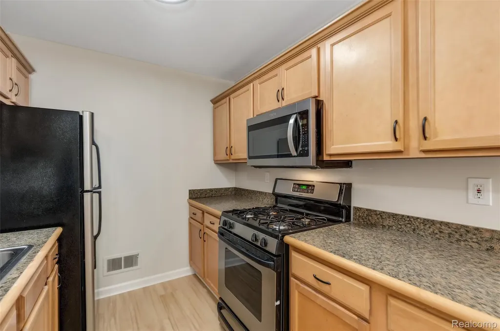 40526 Newport Drive Plymouth Charter Township MI 48170