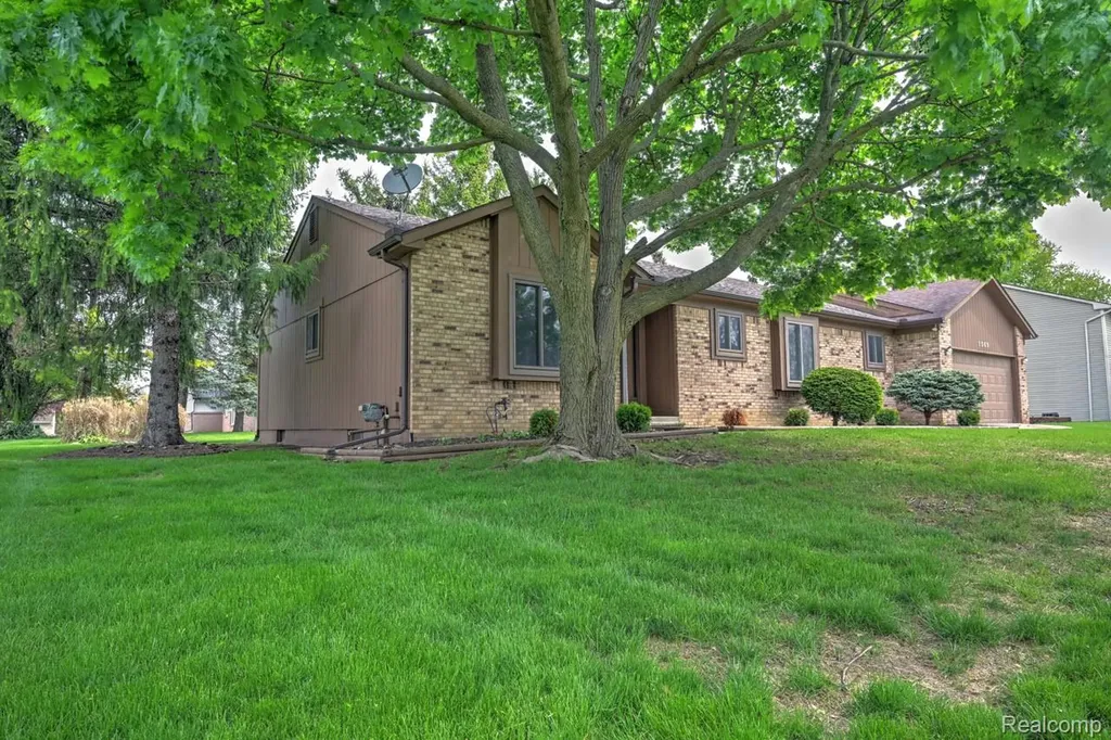 1569 Oak Grove Drive Walled Lake City MI 48390
