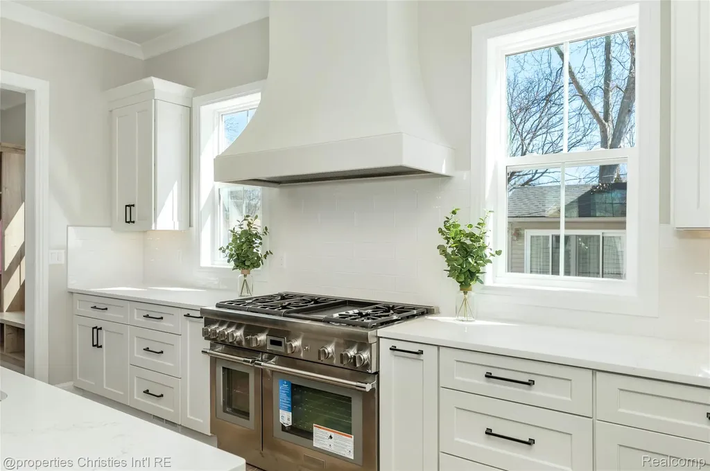 2093 Pembroke Road Birmingham City MI 48009