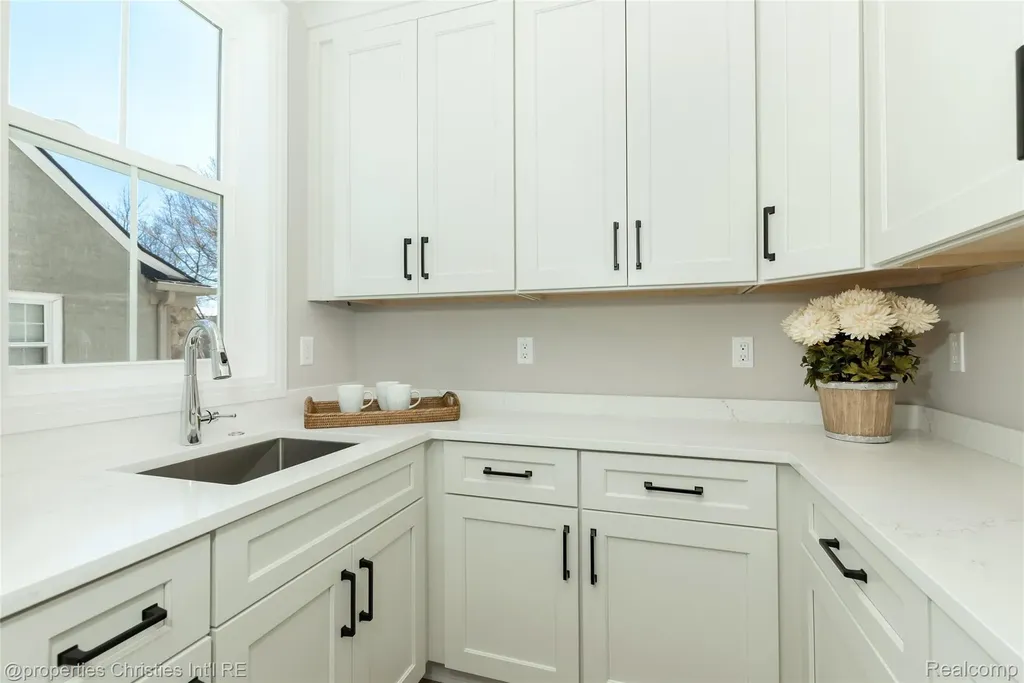 2093 Pembroke Road Birmingham City MI 48009