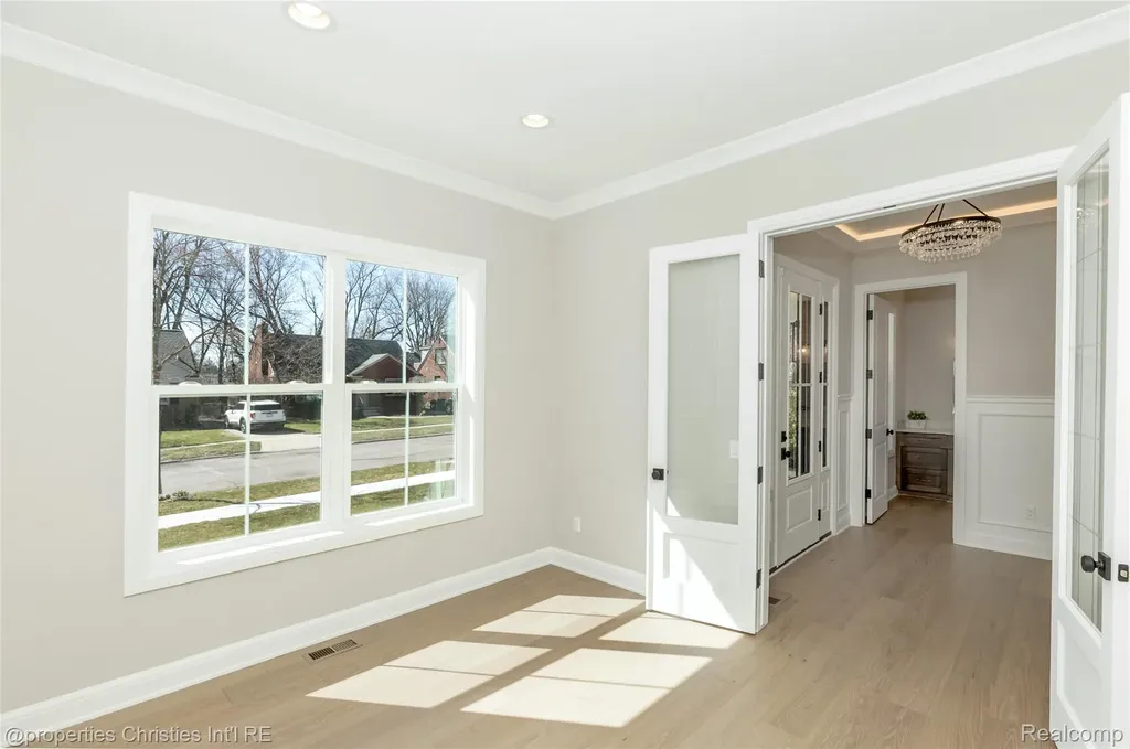 2093 Pembroke Road Birmingham City MI 48009