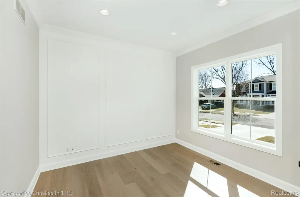 2093 Pembroke Road Birmingham City MI 48009