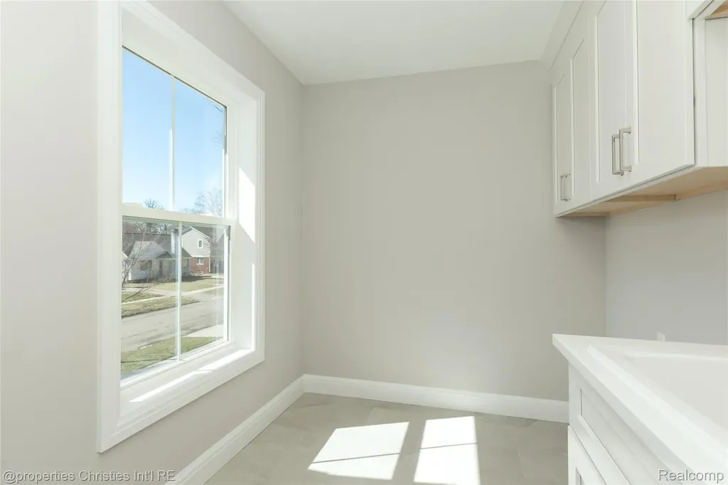 2093 Pembroke Road Birmingham City MI 48009