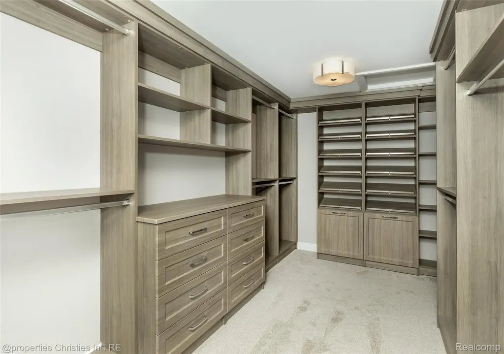 2093 Pembroke Road Birmingham City MI 48009