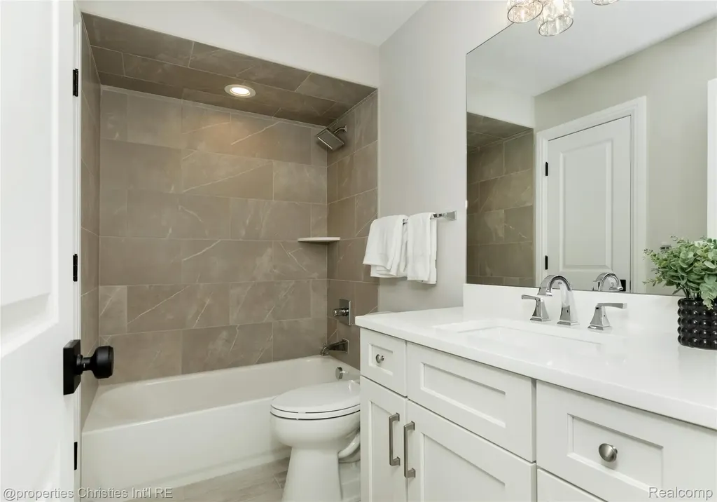 2093 Pembroke Road Birmingham City MI 48009