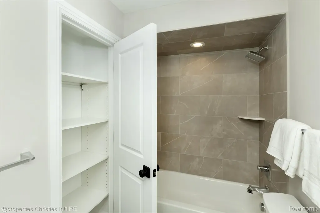 2093 Pembroke Road Birmingham City MI 48009