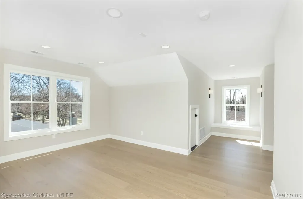 2093 Pembroke Road Birmingham City MI 48009