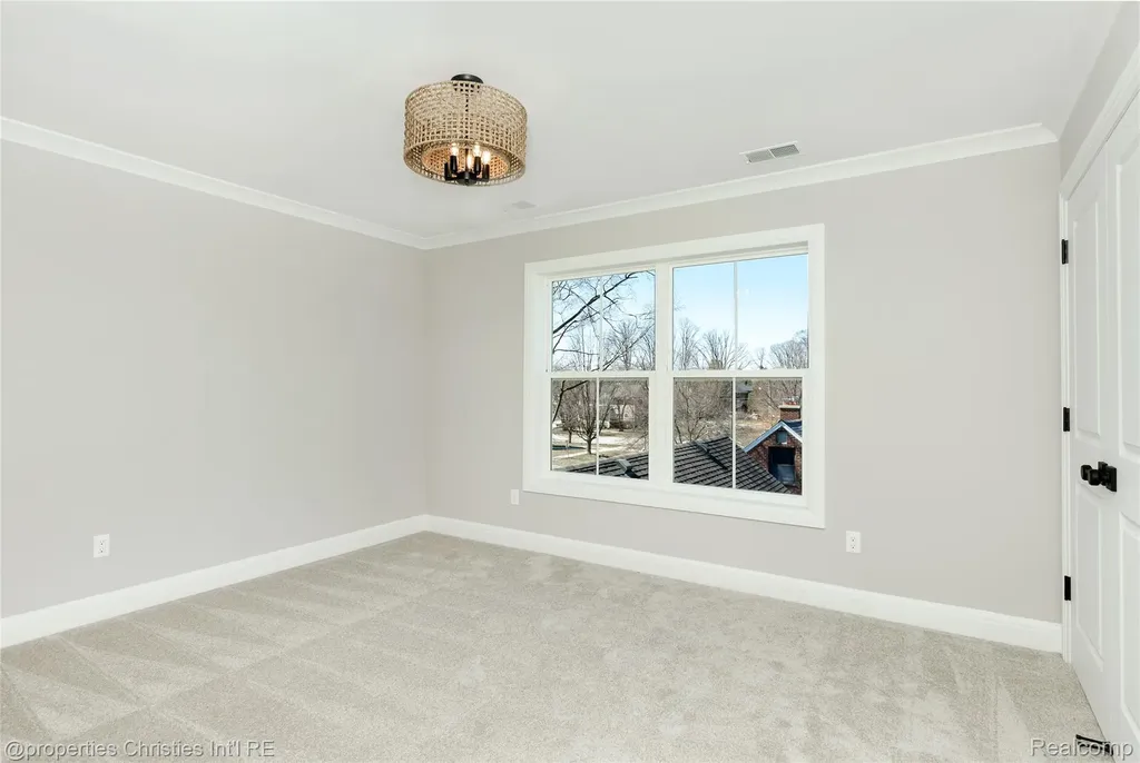 2093 Pembroke Road Birmingham City MI 48009