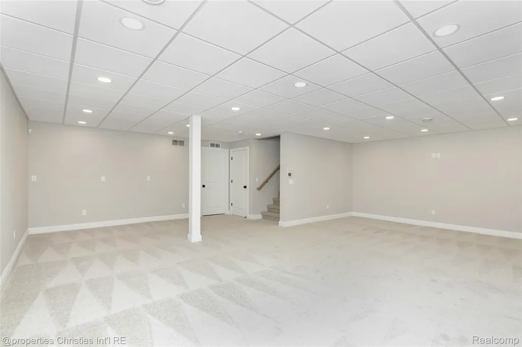 2093 Pembroke Road Birmingham City MI 48009