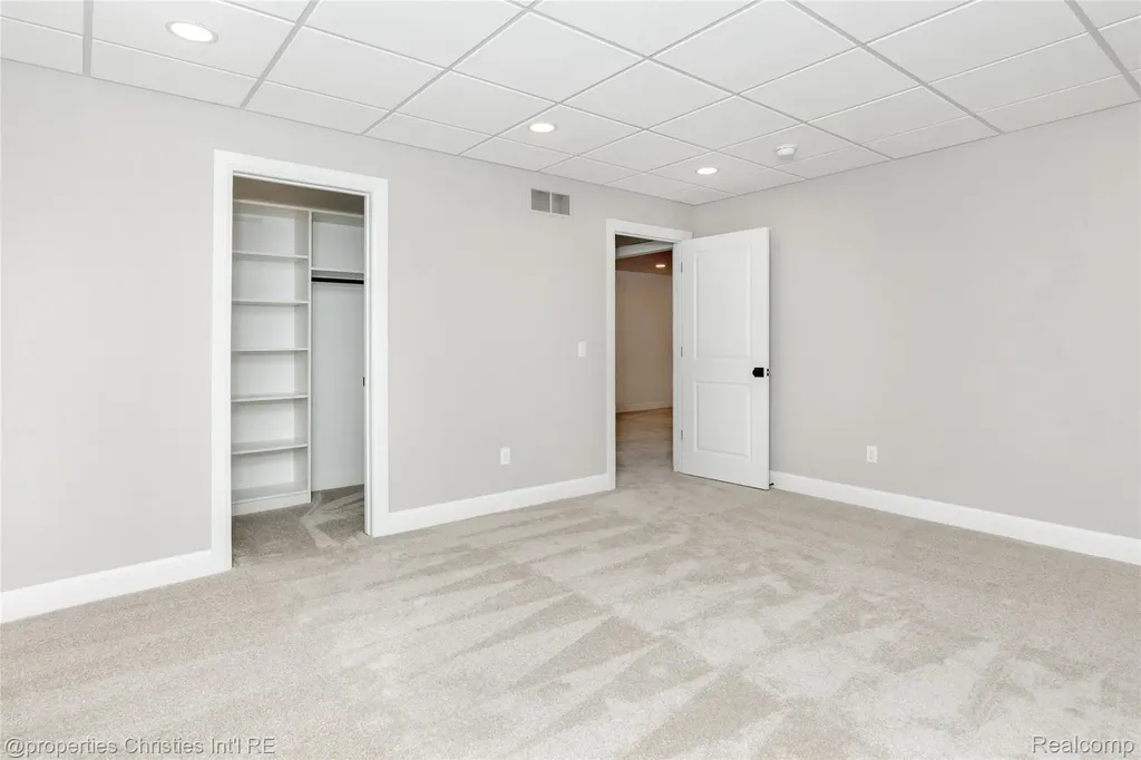 2093 Pembroke Road Birmingham City MI 48009
