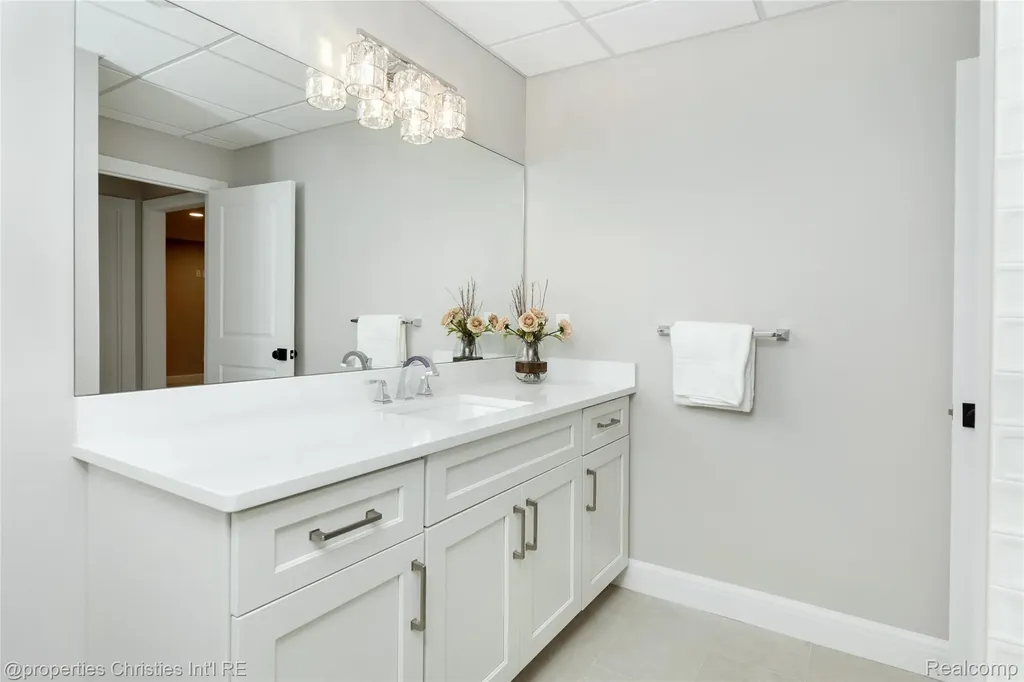 2093 Pembroke Road Birmingham City MI 48009