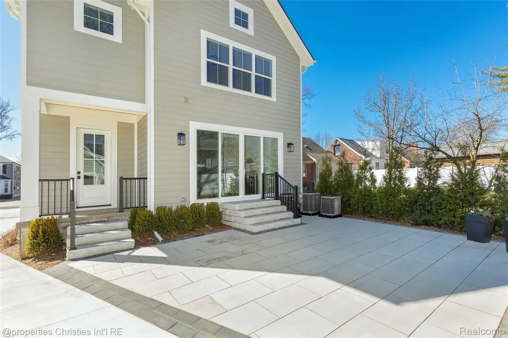 2093 Pembroke Road Birmingham City MI 48009
