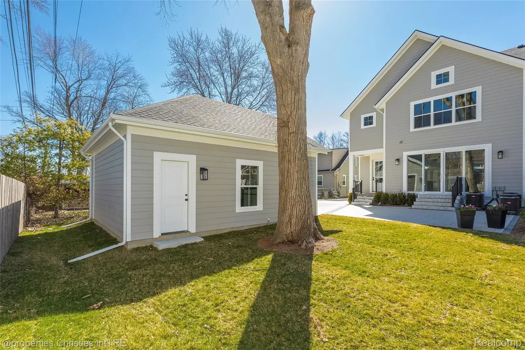 2093 Pembroke Road Birmingham City MI 48009
