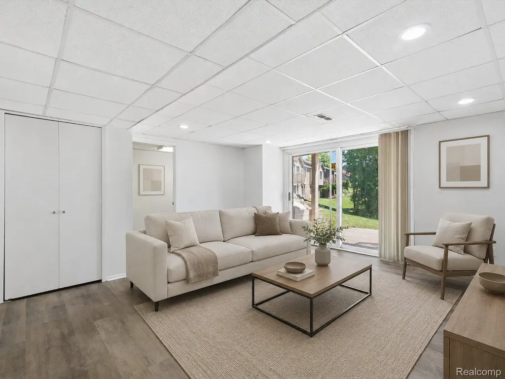 7058 Elmhurst West Bloomfield Charter Township MI 48322