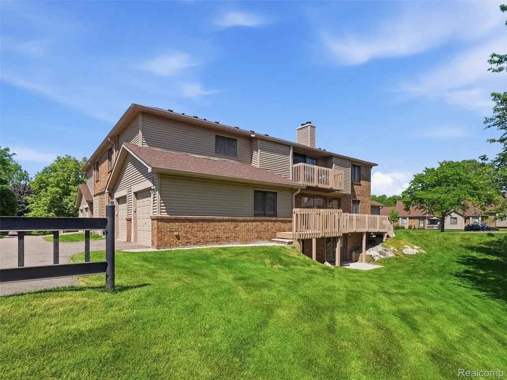 7058 Elmhurst West Bloomfield Charter Township MI 48322