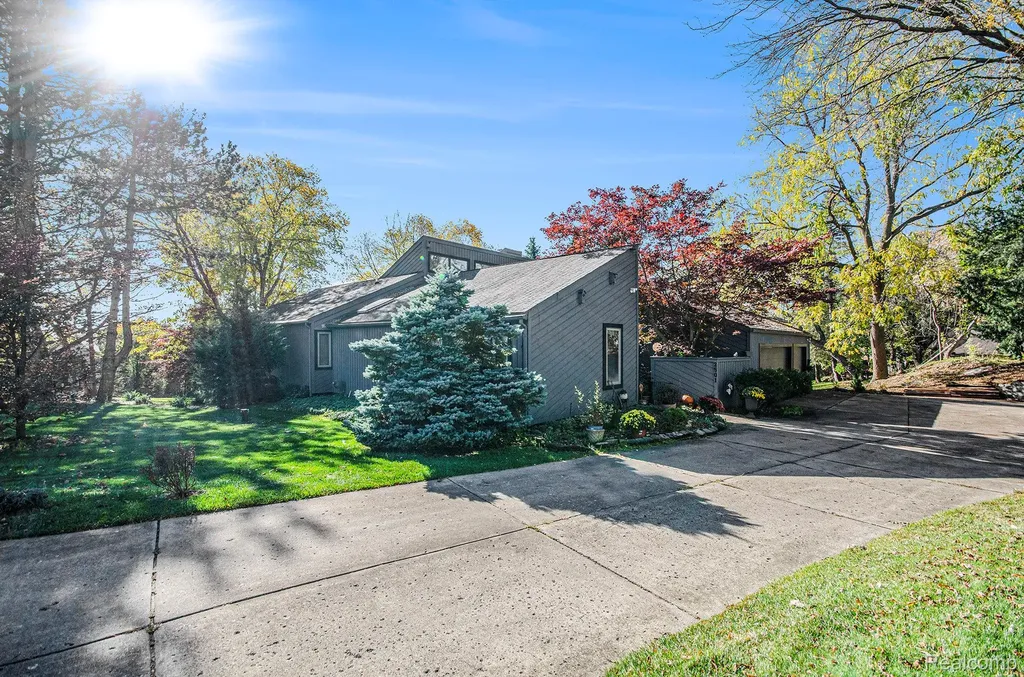 2501 Doleman Drive West Bloomfield Charter Township MI 48324