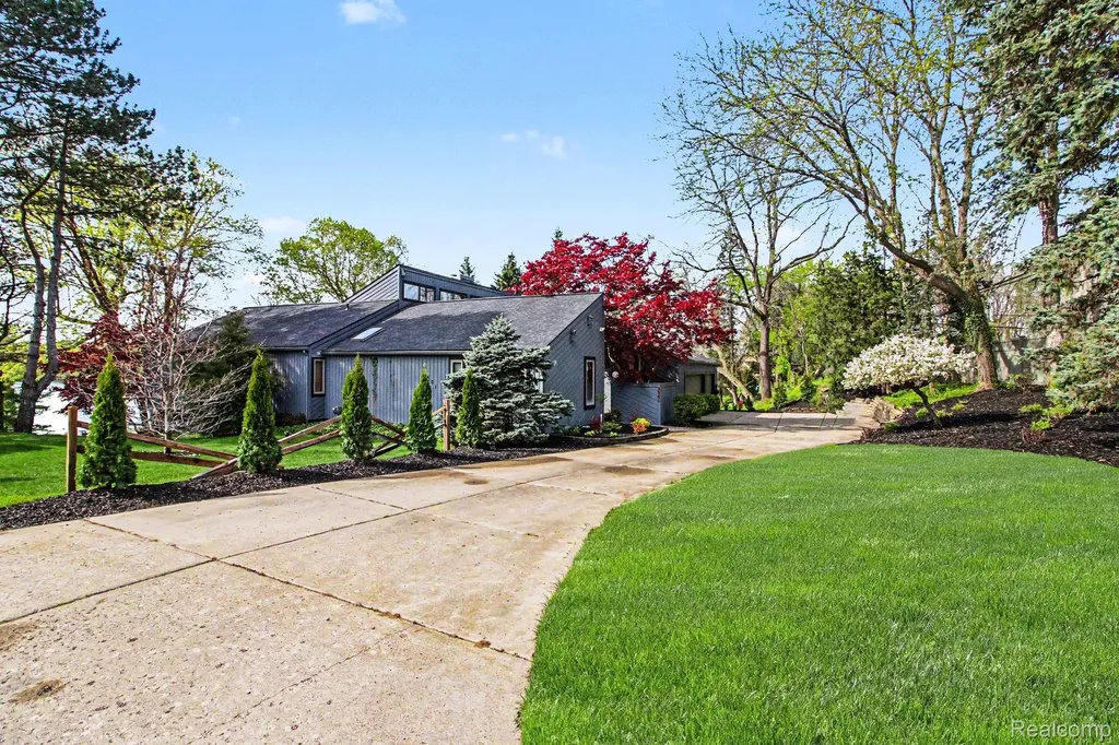 2501 Doleman Drive West Bloomfield Charter Township MI 48324
