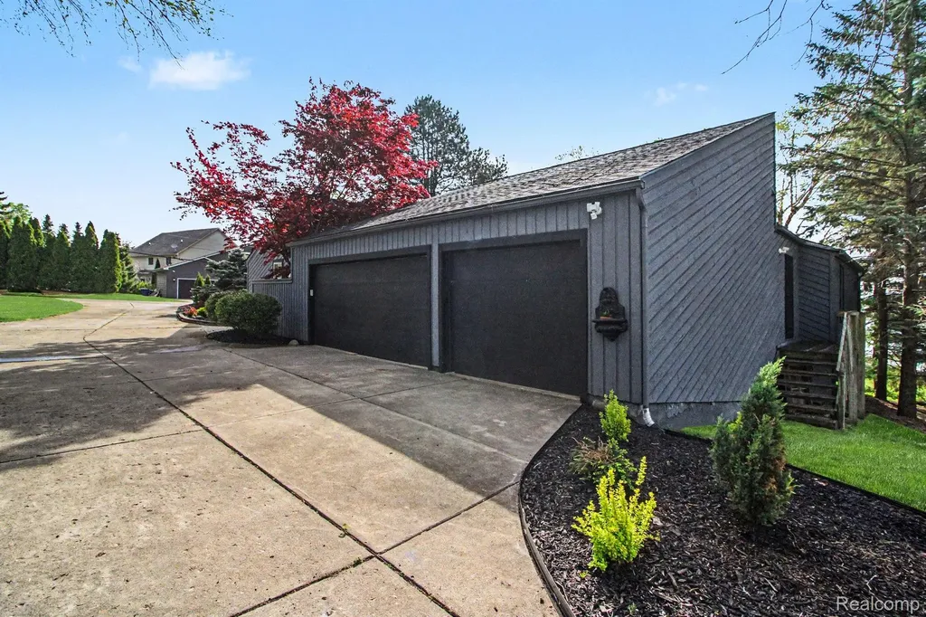 2501 Doleman Drive West Bloomfield Charter Township MI 48324