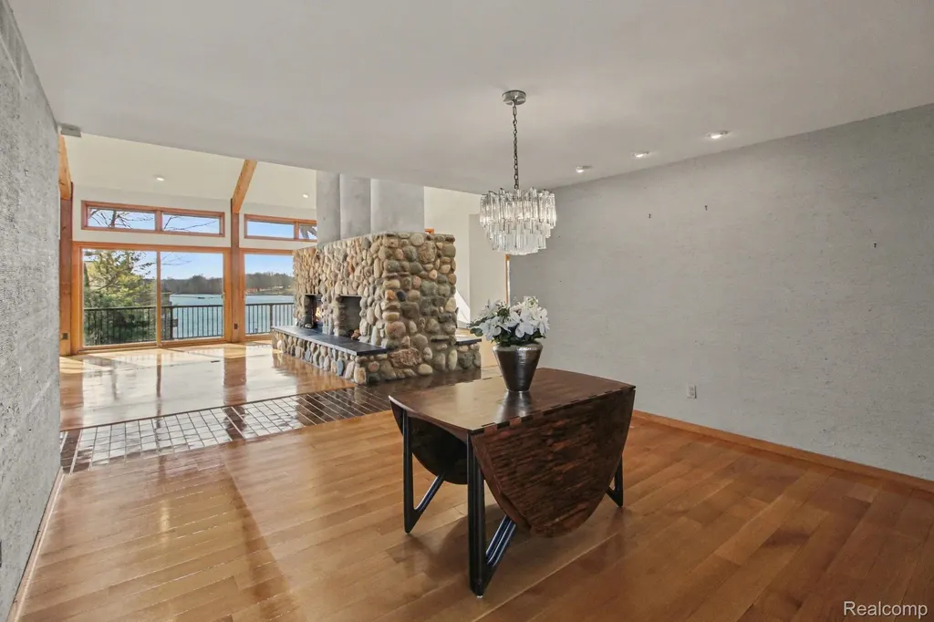 2501 Doleman Drive West Bloomfield Charter Township MI 48324