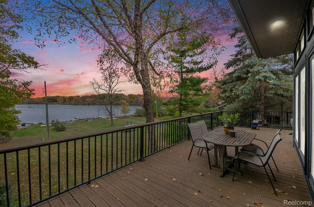 2501 Doleman Drive West Bloomfield Charter Township MI 48324