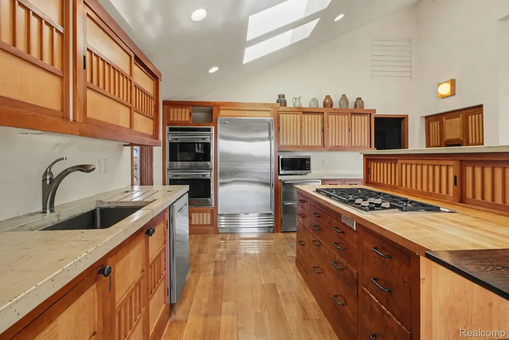 2501 Doleman Drive West Bloomfield Charter Township MI 48324