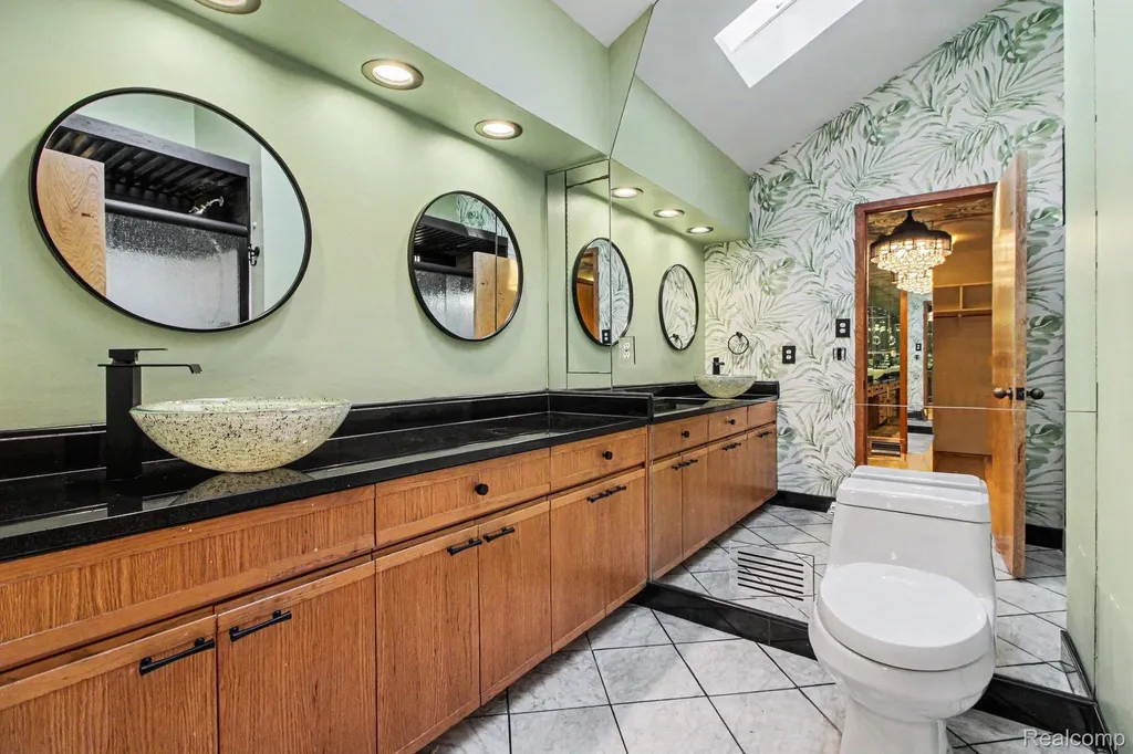 2501 Doleman Drive West Bloomfield Charter Township MI 48324