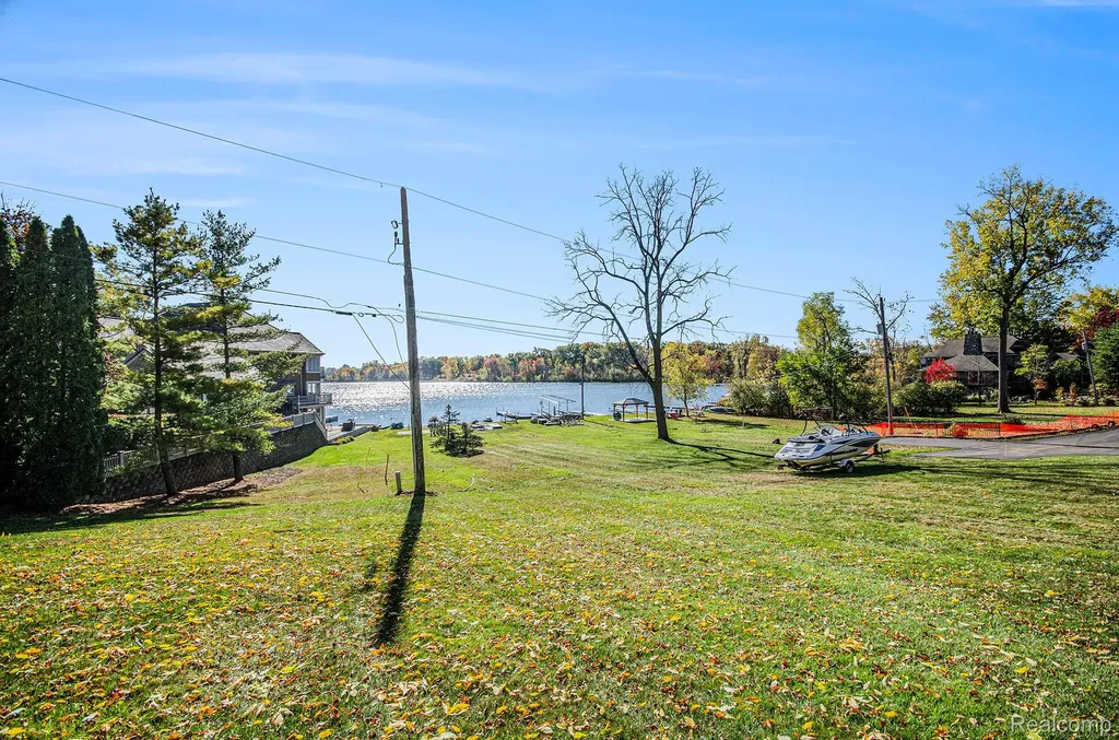 2501 Doleman Drive West Bloomfield Charter Township MI 48324