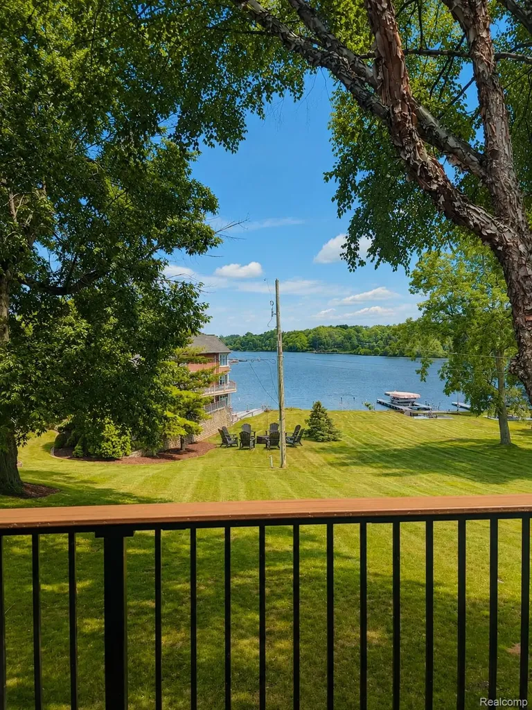 2501 Doleman Drive West Bloomfield Charter Township MI 48324