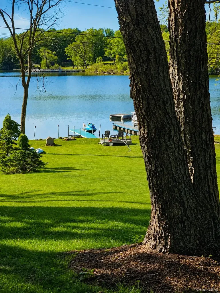 2501 Doleman Drive West Bloomfield Charter Township MI 48324