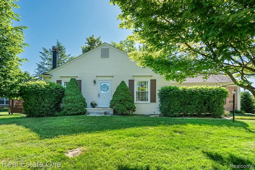 1242 Kings Cove Court Rochester Hills City MI 48306